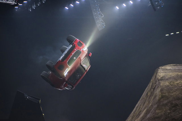 jaguar epace salto stunt 03
