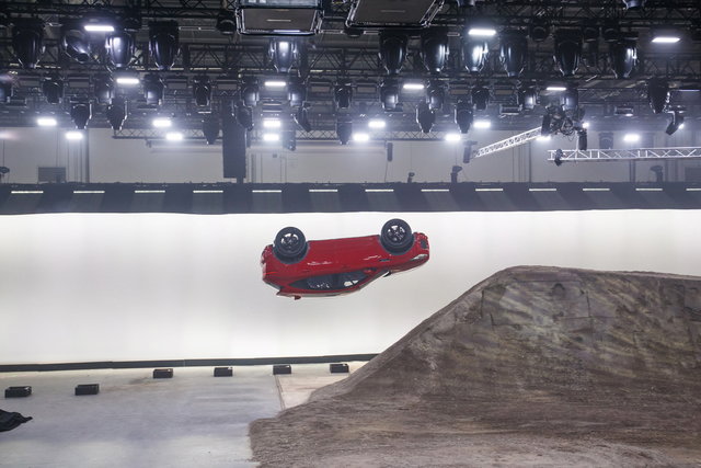 jaguar epace salto stunt 04
