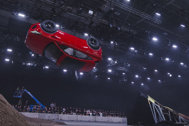 jaguar epace salto stunt 05