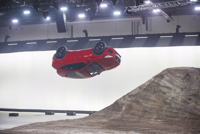 jaguar epace salto stunt 06