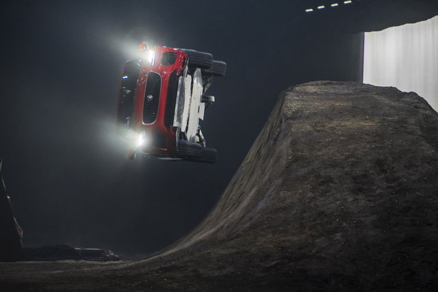 jaguar epace salto stunt 07