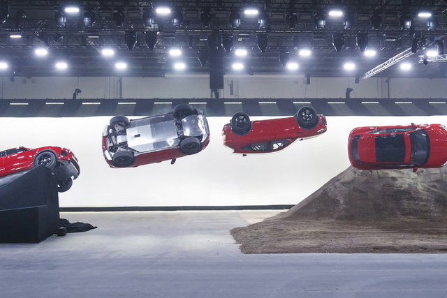 jaguar epace salto stunt 09