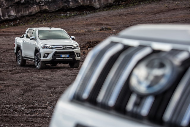 toyota hilux invincible50 2