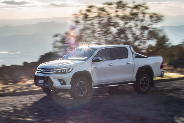 toyota hilux invincible50 3