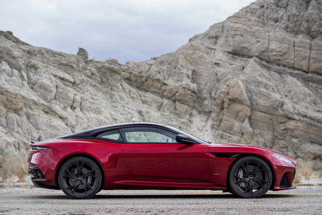 Foto Aston Martin Dbs Superleggera Vs Ferrari 812