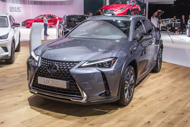 lexus ux 200 parigi 2018