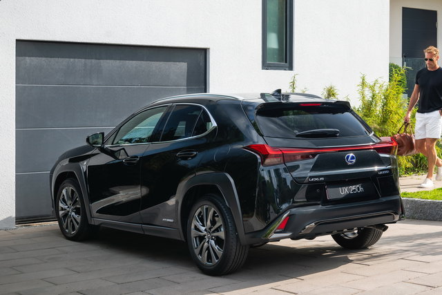 audi q3 lexus ux 07