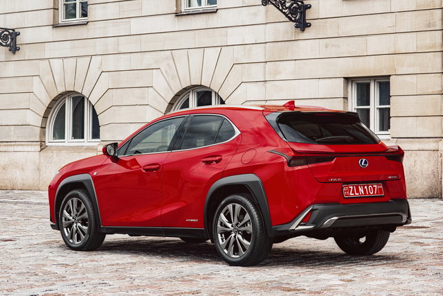 audi q3 lexus ux 12