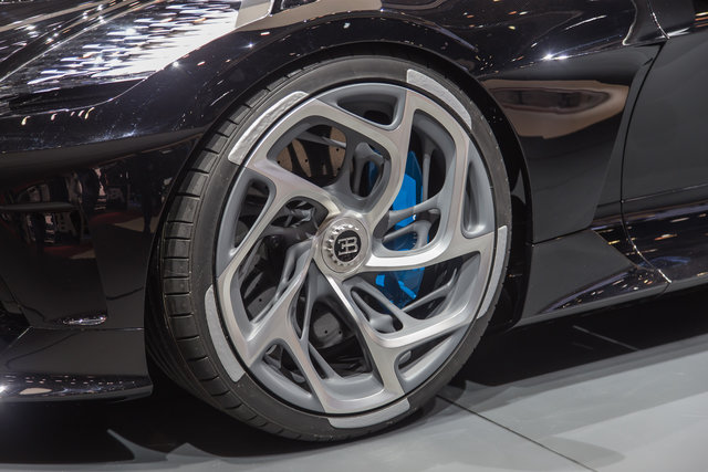 bugatti noir ginevra 2019 6