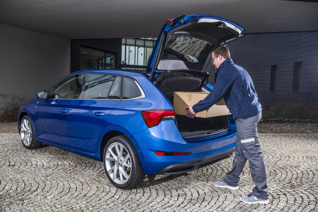 skoda consegna pacchi in auto 2