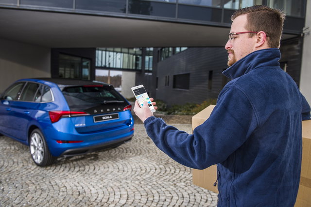 skoda consegna pacchi in auto 3