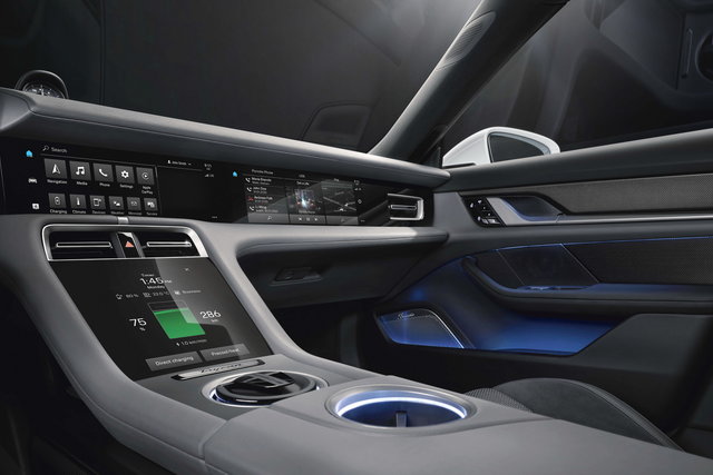 porsche taycan abitacolo 3