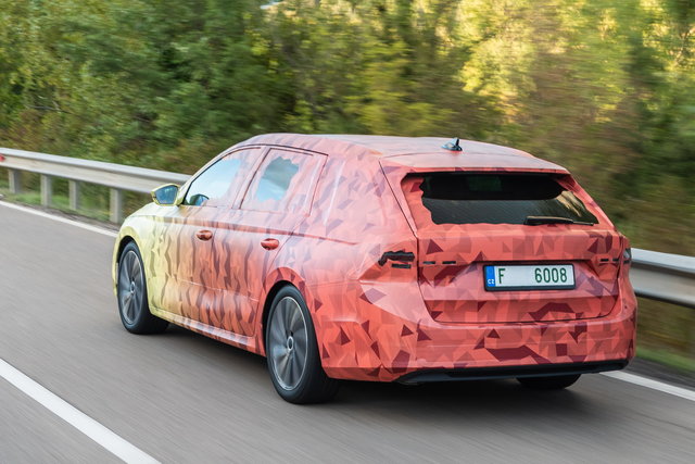 skoda octavia wagon covered drive 4