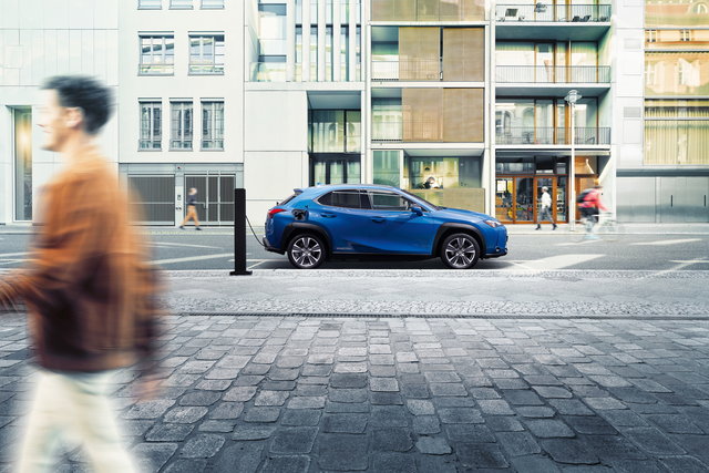 lexus ux 300e 12
