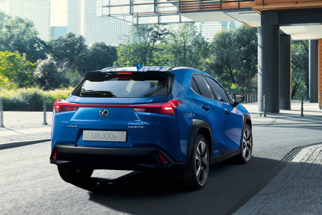 lexus ux 300e 13