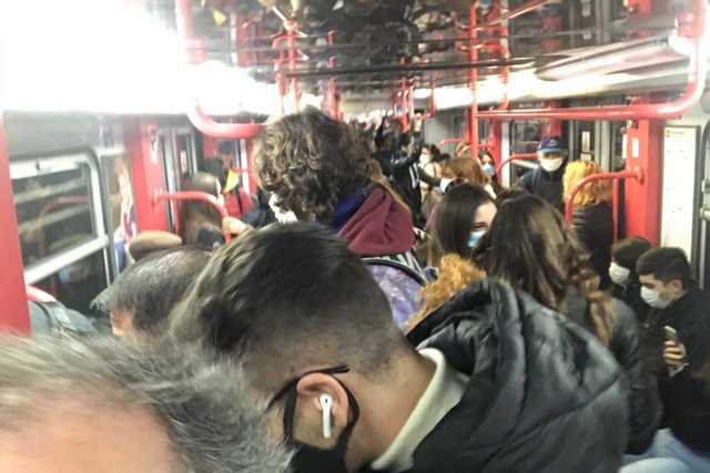 assembramenti mezzi pubblici 3