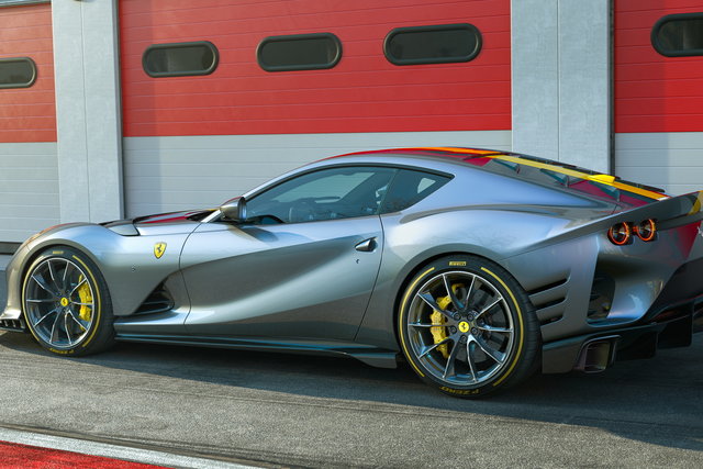 ferrari 812 competizione 2021 2