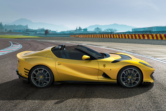 ferrari 812 competizione 2021 4