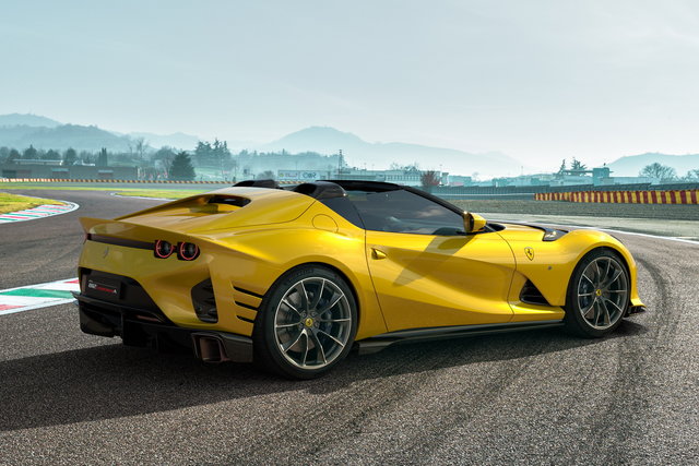 ferrari 812 competizione 2021 6