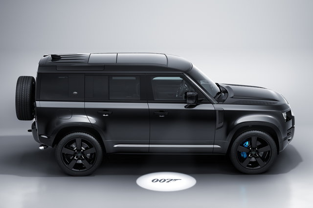 land rover defender 007