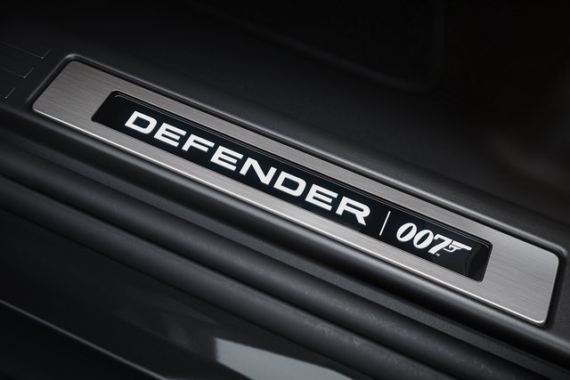 land rover defender 007 4