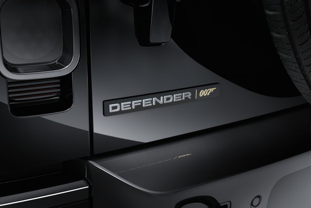 land rover defender 007 6