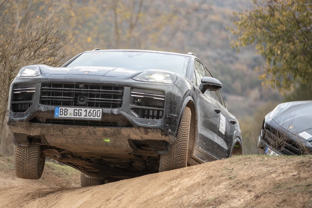 porsche cayenne 2023 spy 04