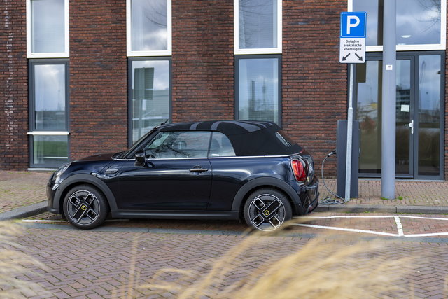 p90497605 highres mini cooper se conve