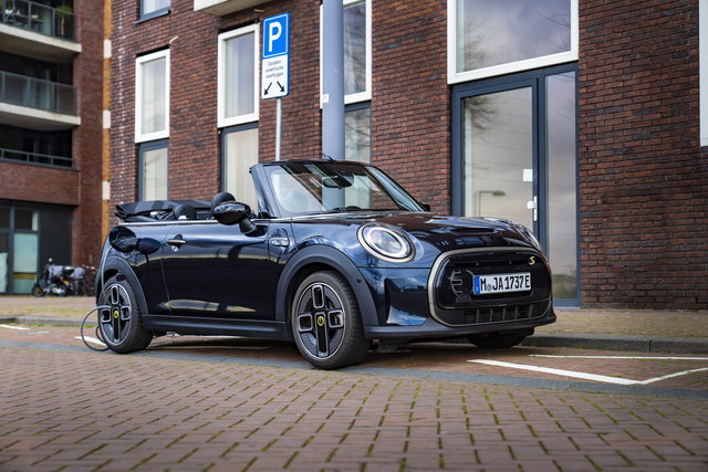 p90497609 highres mini cooper se conve