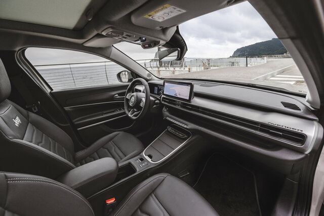jeep avenger e hybrid 2024 08