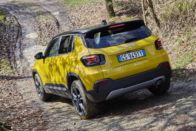 jeep avenger e hybrid gialla 1