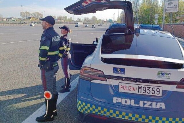 tesla model x polizia