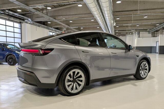 tesla model y 2025 01 varie 01