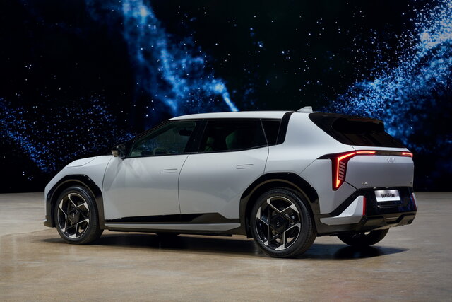 kia ev4 hatchback gtl wolf grey event ext static highres 002