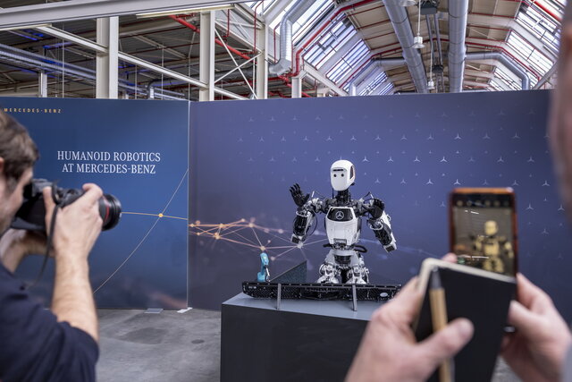 robot mercedes 01