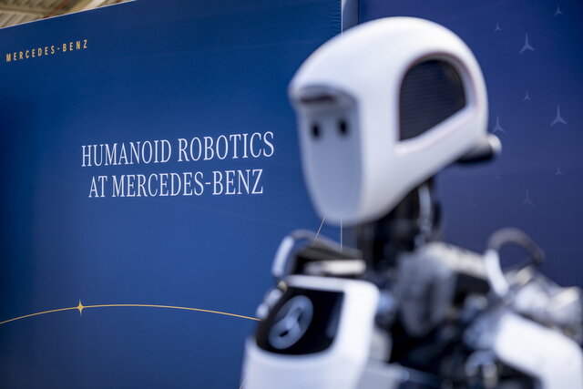 robot mercedes 03