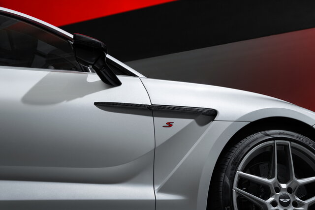 aston martin dbx s 2025 04 05