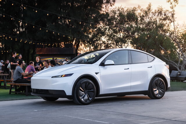 tesla model y standard 2025 10 08
