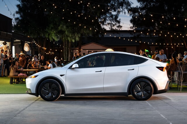 tesla model y standard 2025 10 11
