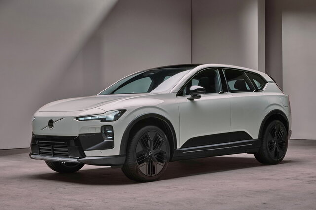 Volvo EX60: l'elettrica da 810 km che costa quanto una plug-in