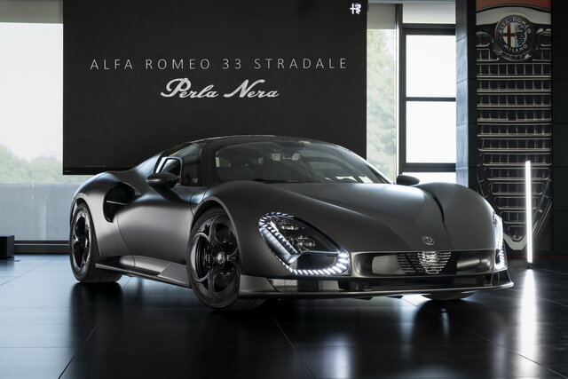 Alfa Romeo 33 Stradale Perla Nera: gioiello unico in fibra di carbonio a vista