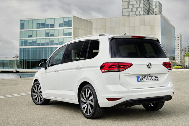 volkswagen touran 2015 01