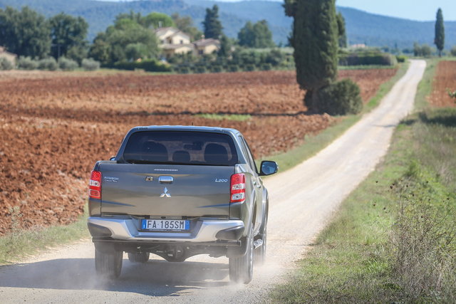mitsubishi l200 2015 primo contatto 12