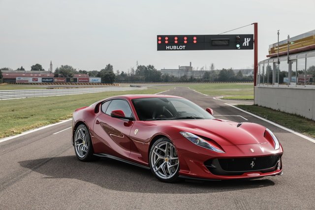 Foto Aston Martin Dbs Superleggera Vs Ferrari 812