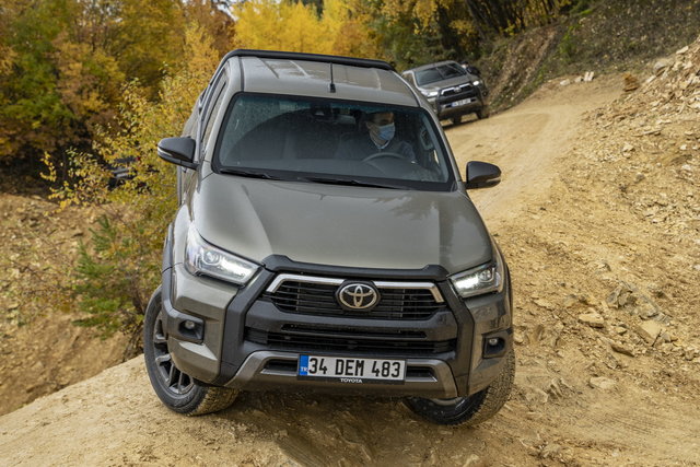 toyota hilux 2020 11 01