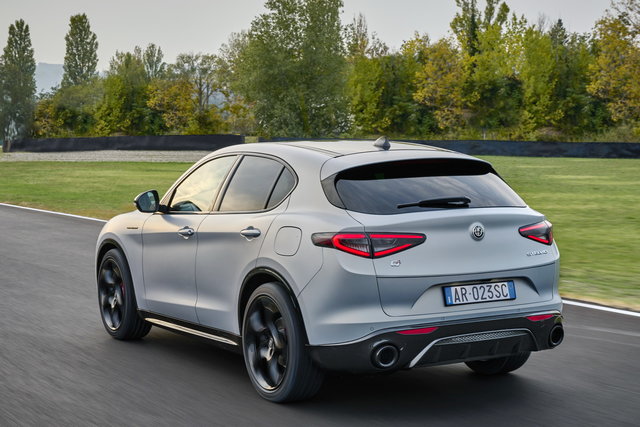alfa romeo stelvio 2023 primo contatto 14
