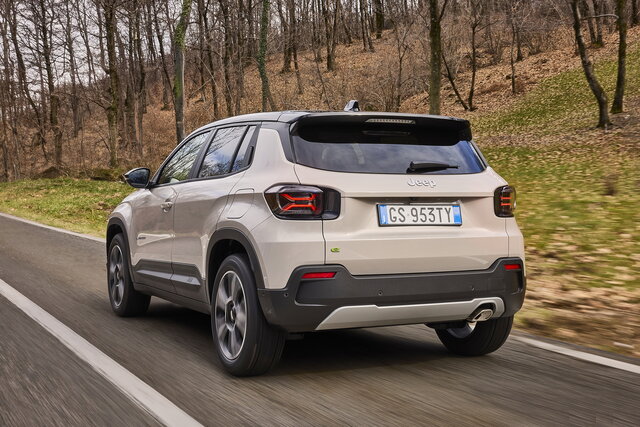 jeep avenger e hybrid primo contatto 05