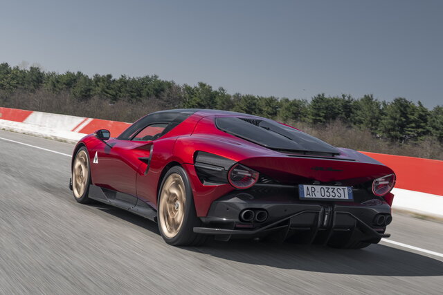 alfa romeo 33 stradale 2025 04 04