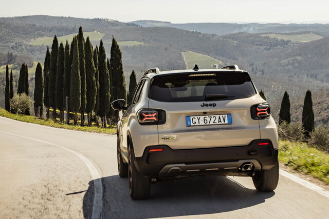 jeep avenger 4xe 2025 04 05