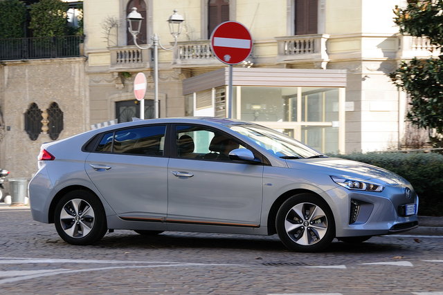 hyundai ioniq elettrica prova 50